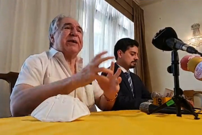 El expresidente junto a su abogado en la rueda de prensa que ofreció en su domicilio.