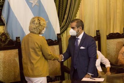 Vicente Taiano, junto con la alcaldesa Cynthia Viteri.