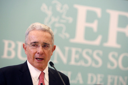GRAF5939. LA CORUÑA (ESPAÑA), 04/08/2020.- Fotografía de archivo del 28 de junio de 2019 que muestra al expresidente de Colombia Álvaro Uribe durante la clausura del curso académico de EF Business School, en La Coruña (España). Según confirmó el expresidente, fue dictada medida de aseguramiento en su contra. "La privación de mi libertad me causa profunda tristeza por mi señora, por mi familia y por los colombianos que todavía creen que algo bueno he hecho por la Patria" escribió el exmandatario en su cuenta de Twitter. EFE/Cabalar/ARCHIVO