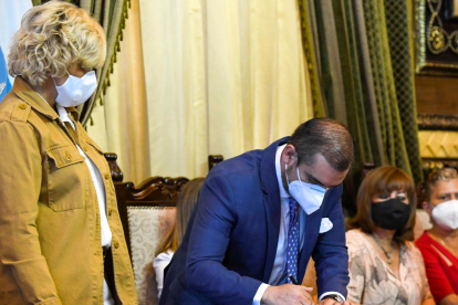 Vicente Taiano, junto con la alcaldesa Cynthia Viteri, ayer al mediodía, durante la posesión del cargo.