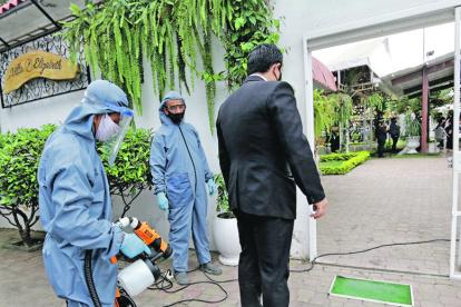 Un invitado a una boda, en la vía a la costa, desinfecta su traje.