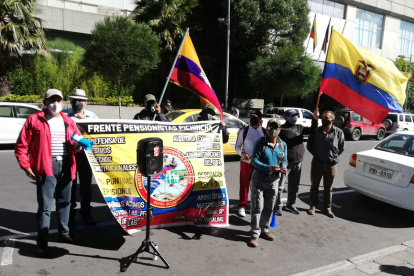 Un grupo de pensionistas protesta en los exteriores de la Fiscalía General, en Quito.