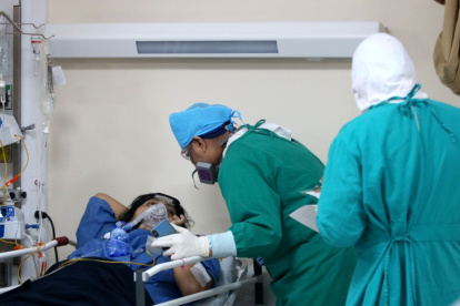 Doctores se esmeran en la atención a los pacientes en tiempo del coronavirus, aunque no siempre cuentan con todos los insumos.