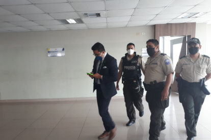 El juez dispuso que la policía custodie la salida de los abogados particulares, por temor de uno de ellos.