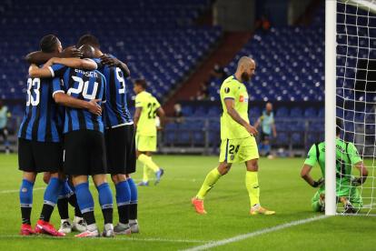 Los jugadores del Inter de Milán celebran el segundo gol para la clasificación a la siguiente ronda de la Europa League.