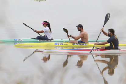 El entrenador de la selección ecuatoriana de canotaje, Sebastián De Cesare (d) en uno de los entrenamientos regulares con su hermano César De Cesare y Stephanie Perdomo, tricolores.