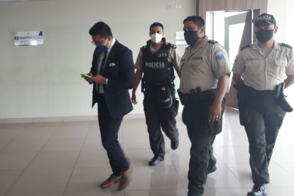 Al finalizar la audiencia, el juez Terán dispuso que los abogados sean custodiados por la policía hasta su salida.