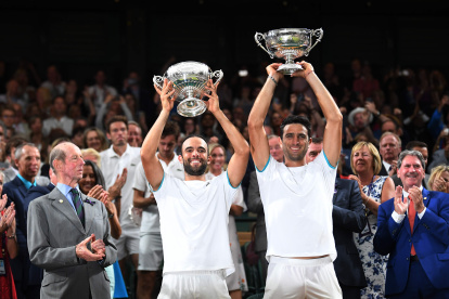 Juan Sebastian Cabal (i) and Colombia"s Robert Farah (d) posan cuando ganaron el título de Roland Garros que les mereció ascender a la dupla #1 del mundo.