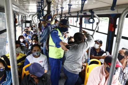 Control. En el operativo se evidenció que algunas unidades transportaban a pasajeros de pie.