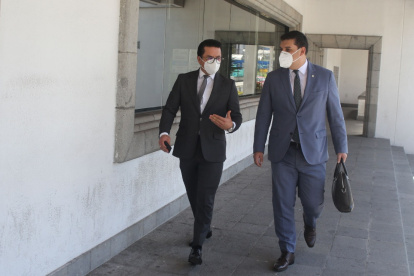 Defensa. Edwin Romero y Erick Huilca asistieron a la audiencia de apelación de siete procesados en el caso.