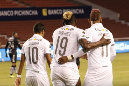 Junior Sornoza (i) y Cristian Martínez Borja (c) fueron los autores de dos de los goles de Liga de Quito.