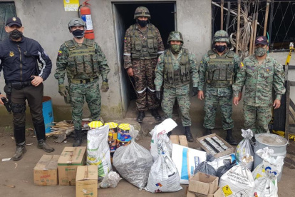 Miembros de Fuerzas Armadas decomisaron el material explosivo y lo llevaron a las bodegas del Centro de Control de Armas de Chimborazo.