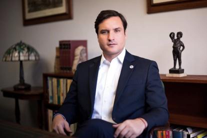 Domínguez también es abogado, profesor de Derecho de la Universidad Central de Venezuela y especialista en Derecho Administrativo y Derechos Humanos.