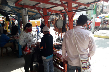 Hecho. Los comerciantes de algunos productos prefieren venderlos en los exteriores de la plaza, por economía y salud.