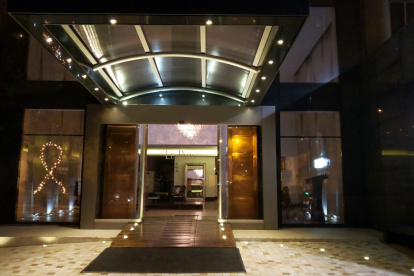 Hecho. Algunos hoteles han colocado un lazo negro y otros, le dan forma al listón a través de luces. El significado es el mismo