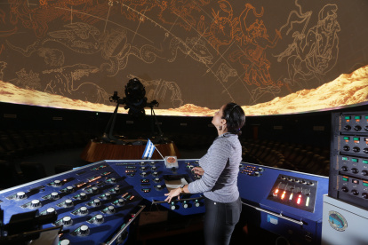 Entre los atractivos del planetario está el poder visualizar el mapa celeste como fue hace cientos de años y cómo será en el futuro.



16 de octubre del 2015.  Guayaquil- Ecuador.  Diario Expreso



Agencia (ag-expreso)