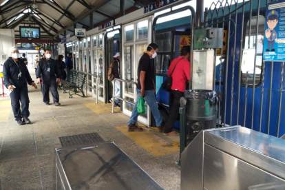 Operativo. Esta 6 de agosto, la ATM hizo un control al interior de las unidades y las paradas de la Metrovía.