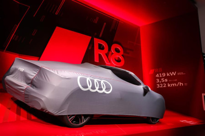 Un R8, modelo de la marca Audi, antes de ser develado en la Feria Internacional del Automóvil de Frankfurt.