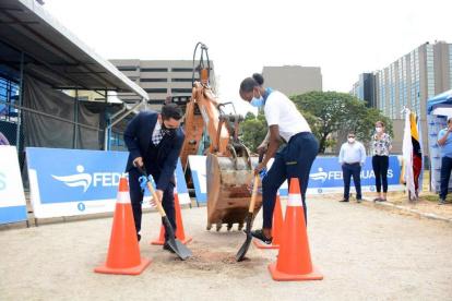 Roberto Ibáñez, presidente de Fedeguayas, y la atleta Kiara Rodríguez, durante la primera palada en la obra.