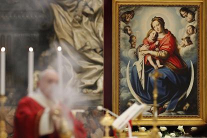 VATICANO. El papa Francisco ejecuta uno de los rituales de la eucaristía. El bautismo es uno de estos, es muy importante para la Iglesia Católica.