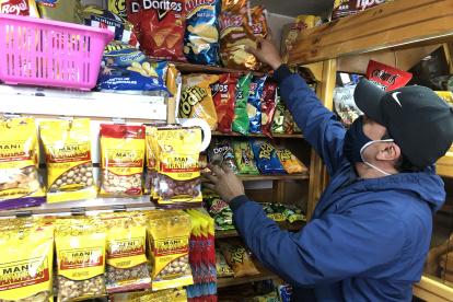 Las tiendas reportan ventas menores de estos productos debido a que los oficinistas ya no ocurren a su lugar de trabajo.