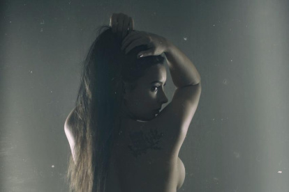 La hija de Marián Sabaté en una sesión de fotos para promocionar la producción.