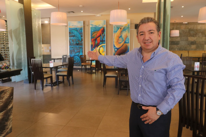 Efren Coronel, propietario de Red Crab.