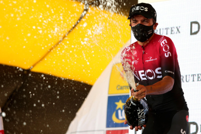 El ecuatoriano Richard Carapaz festeja con champaña en el podio tras el primer lugar en la tercera etapa.