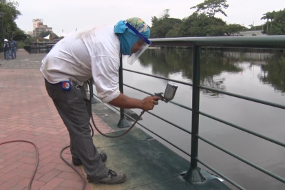 Obreros dan mantenimiento a las barandas del Malecón Universitario.