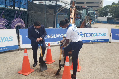 Roberto Ibáñez, presidente de Fedeguayas (i), estuvo en el evento de lanzamiento de la obra.