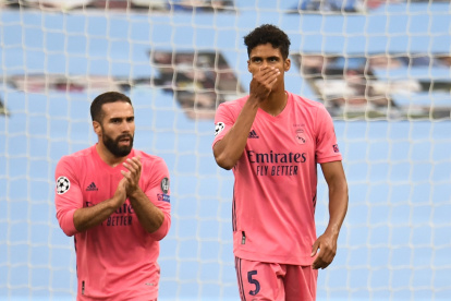 El defensa Real Madrid, Raphaël Varane fue uno de los protagonistas, fallando en los dos goles rivales.