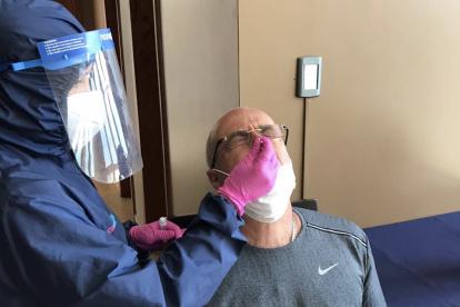 El director técnico argentino, Jorge Célico, se somete a una prueba PCR antes de iniciar los trabajos con la sub-20 en la Casa de la Selección, en Quito.