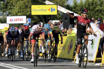 Richard Carapaz festeja en Polonia luego de cruzar la meta en la tercera etapa.