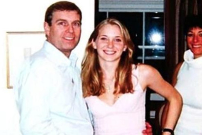 Andrés junto a Virgina (entonces de 17 años). Ghislaine Maxwell observa la escena.