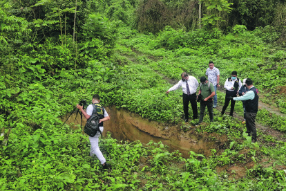 Excavación. Según representantes de la Corte Indígena en esta fosa hallaron una gran roca que tenía incrustaciones de diamantes, la que fue robada.