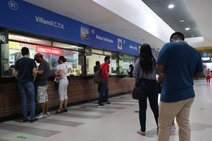 Pocos pasajeros se observó en las boleterías de la terminal terrestre de Guayaquil.