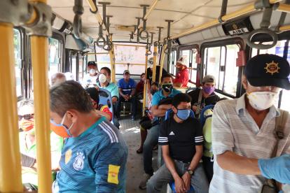 Escenario. Los usuarios están obligados a usar mascarillas en los buses.