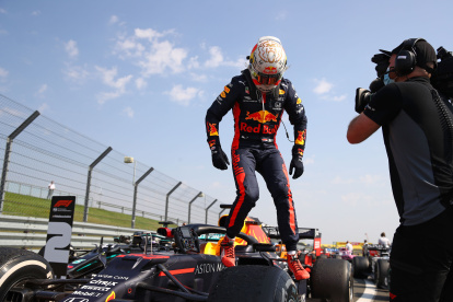 Max Verstappen festeja por el triunfo que consiguió en el Gran Premio en Silverstone