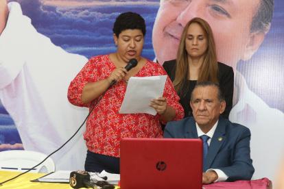 Wilson Sánchez, director nacional del partido AEA, anunció la denuncia que presentaron ante la ausencia del delegado del CNE.