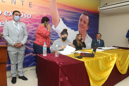 Una notaria que acudió al acto, por pedido de la dirigencia política, hizo la desmaterialización del documento de impugnación.