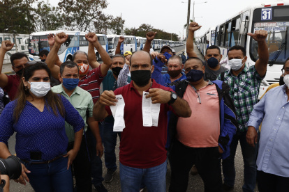 Los choferes de varias cooperativas de transporte urbano expresaron su preocupación por la medida.