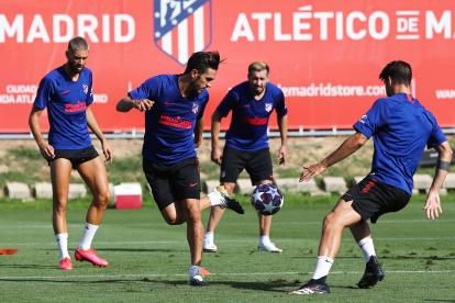 Atlético de Madrid hizo oficial el contagio por coronavirus de dos de sus jugadores.