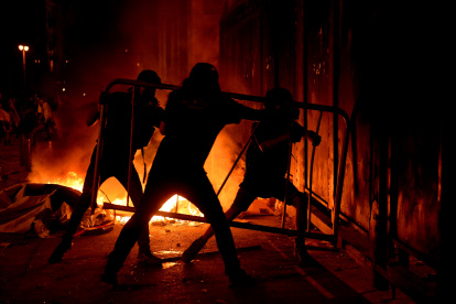 Beirut (Lebanon), 09/08/2020.- Lebanese anti-government protesters try to make their way through a barrier placed by Lebanese police to block a road leading to the parliament building during a protest in Beirut, Lebanon, 09 August 2020. Clashes erupted again between protesters and security forces, one day after anti-government protests erupted demanding that all officials responsible for the Beirut explosion should be hanged. (Protestas, Líbano) EFE/EPA/WAEL HAMZEH