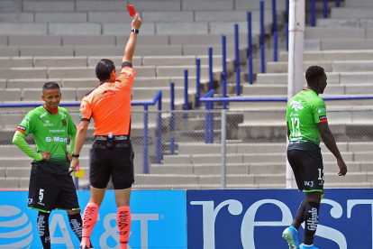 Érick Castillo (d) se va del campo, mientras Jefferson Intriago observa al juez que le muestra la tarjeta roja.

 FBL-MEX-PUMAS-JUAREZ-HEALTH-VIRUS