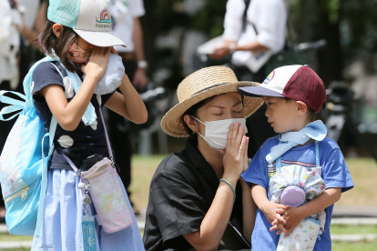 Una familia ofrece una oración silenciosa por las víctimas de la bomba atómica en el Parque Hipocentro de Nagasaki el 9 de agosto de 2020 para conmemorar el 75 aniversario del bombardeo atómico de la ciudad.