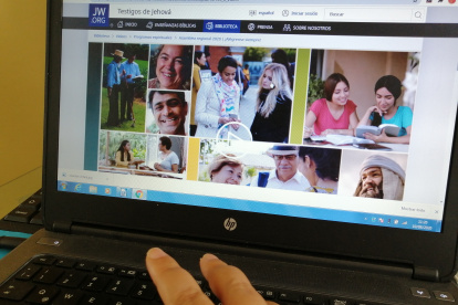 Una persona ingresa a la página oficial de los testigos de Jehová en Internet para ver la asamblea “¡Alégrense siempre!”.