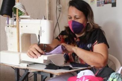 Marlene de Gallardo trabaja en la elaboración de mascarillas.