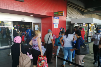 Hecho. Arribo de viajeros que llegaron a la terminal terrestre de Guayaquil este lunes.