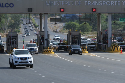 Circulación. El flujo vehicular en el peaje de Chongón fue menor en comparación al feriado del año pasado.