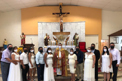 l padre Frank Delgado ofició la misa en la que renovaron sus votos las seis parejas: Amparo y Santo, Karina y Fernando, Irlanda y Darwin, además de Katty y Édison, Estefanía y José, y Carla y Nixon.